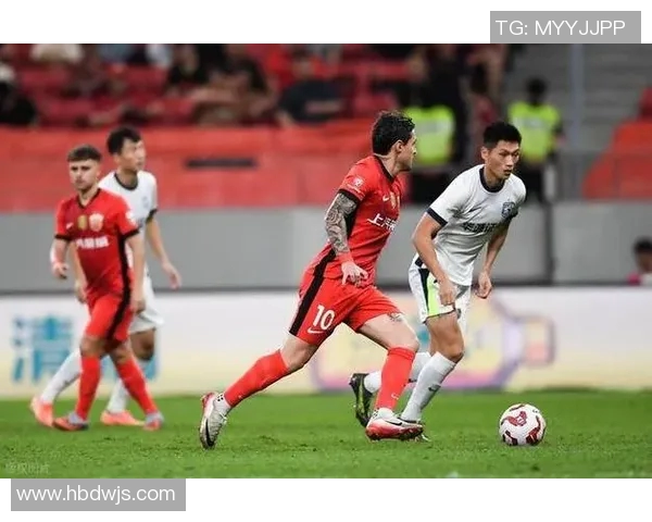 从逆境到巅峰 足球励志球星的拼搏历程与奋斗精神 从逆境到巅峰 足球励志球星的拼搏历程与奋斗精神